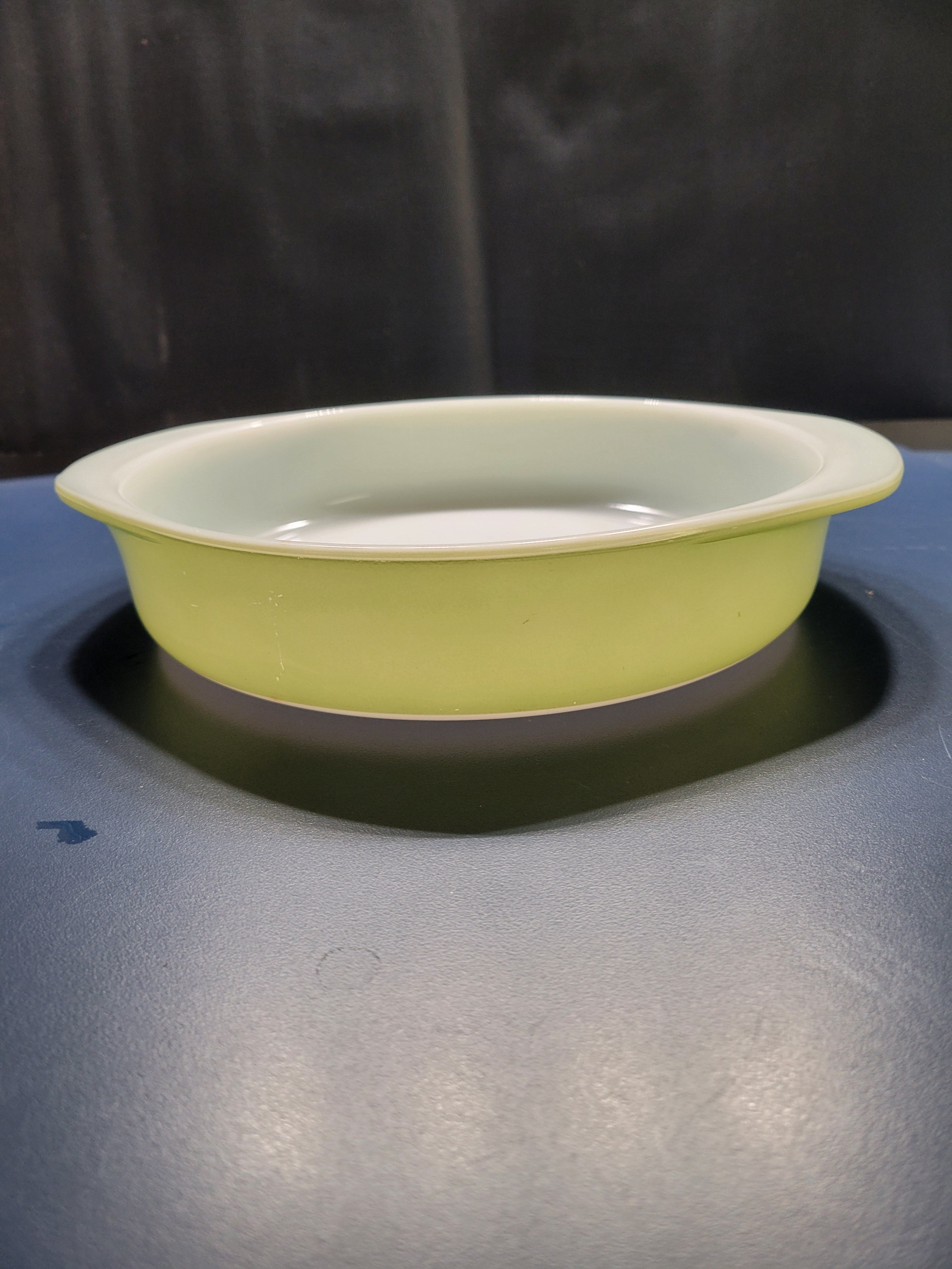 Vintage Pyrex Yellow Pie Plate – 1950s–1960s Chartreuse Bakeware – Retro Kitchen Classic