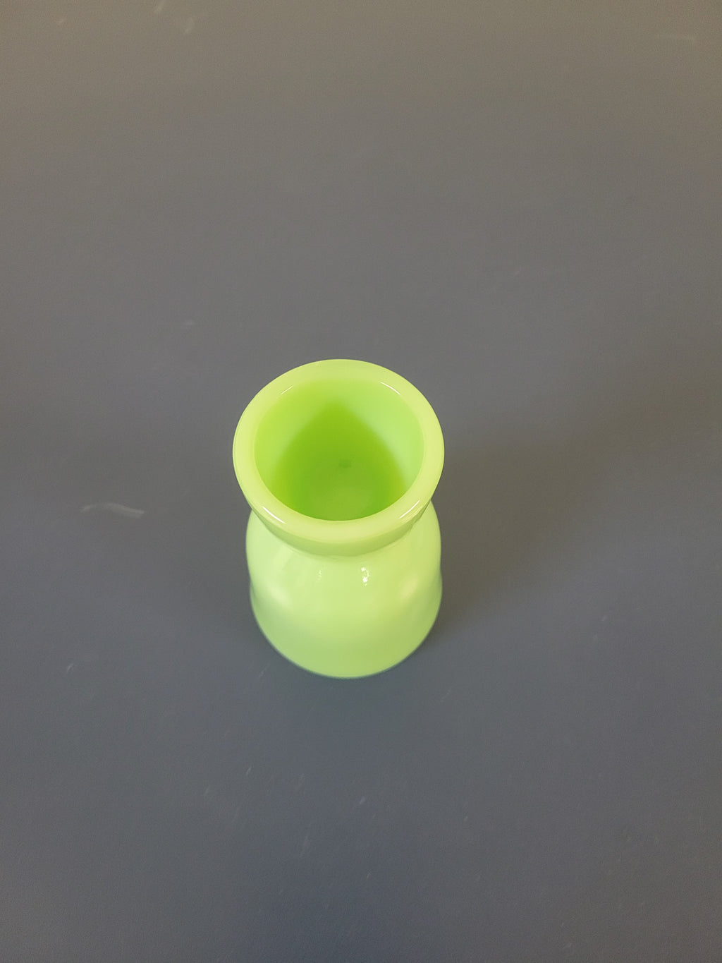 Vintage Uranium Glass Egg Cup – Glows Under UV – Retro Green Pedestal 🍳✨